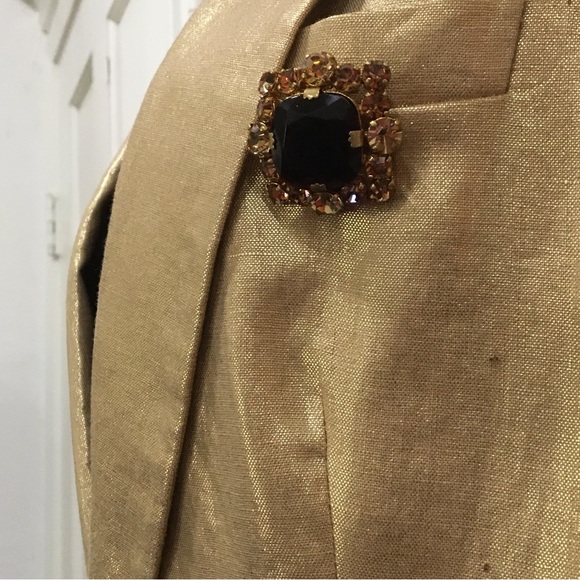 Dark brown cut glass surrounded by golden rhinestones, this is a vintage pin. - Picture 5 of 9